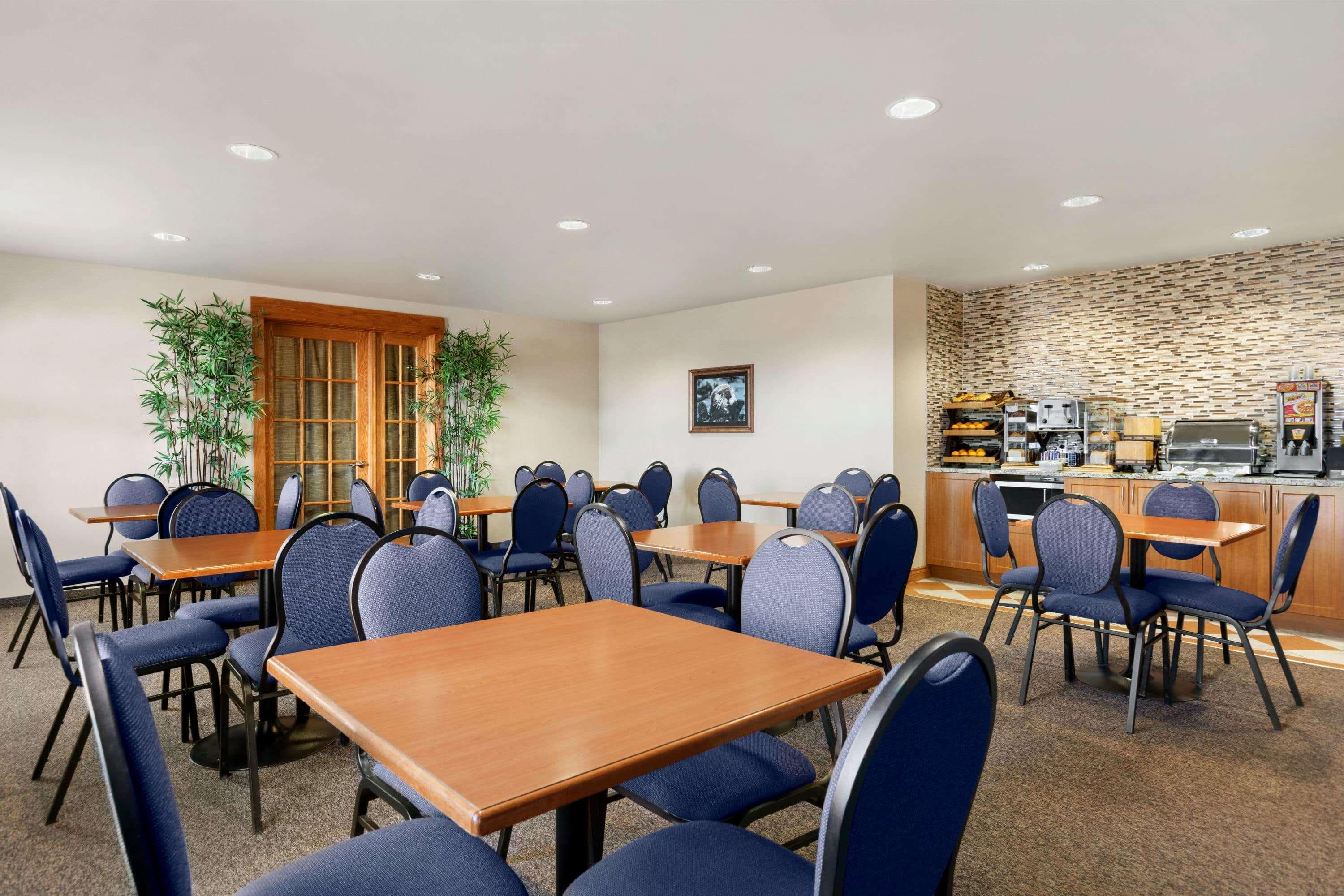 Days Inn & Suites By Wyndham Thompson Zewnętrze zdjęcie